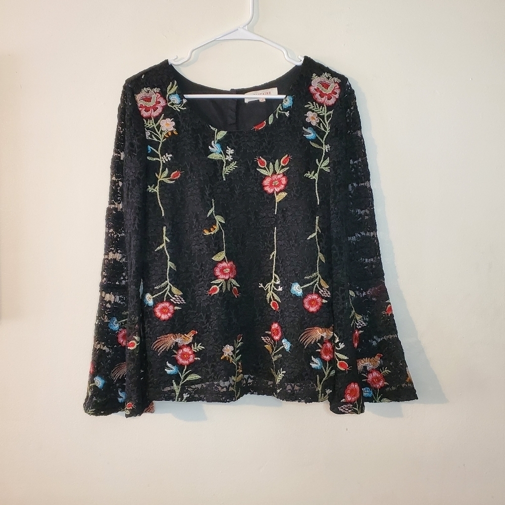 Solitaire floral embroidered black lace bellsleeve top size small